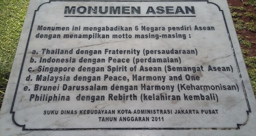 Monumen ASEAN yang terletak di  taman suropati