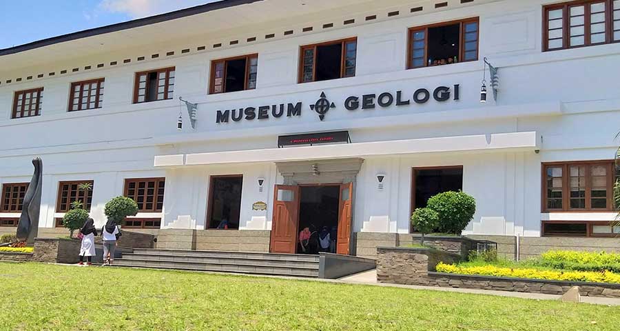 gedung museum geologi bandung