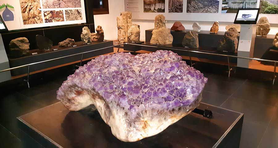 koleksi batu di museum geologi bandung