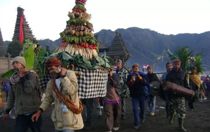 Suku Tengger yang sedang melakukan upacara kasada