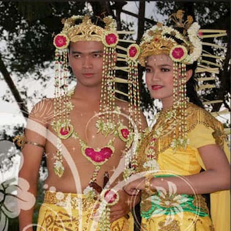 Pakaian Adat Kalimantan Selatan Pakaian ini berbeda dengan provinsi sekitarnya yang kebanyakan didominasi oleh suku Dayak. Pakaian tradisional ini sebenarnya dipengaruhi oleh kerajaan Banjar yang bergaya Islami.