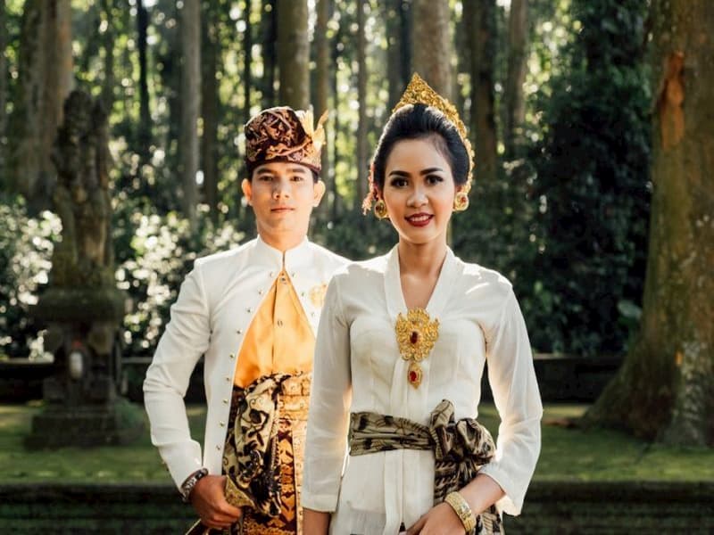 Pakaian Adat Bali Untuk daerah yang satu ini, miliki pakaian adat dengan corak dan warna yang sangat mudah dikenali.