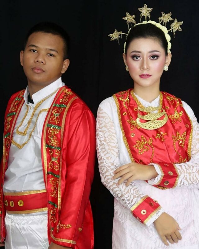 Baju cele memiliki ciri khas tersendiri yaitu kotak kecil dan garis-garis geometris.