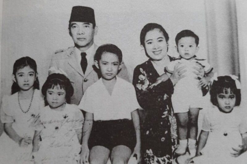 gambar-keluarga-soekarno-fatmawati-idntimes,com gambar-keluarga-soekarno-fatmawati-idntimes,com
