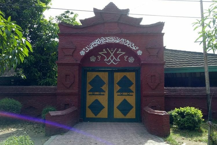 Keunikan Masjid Agung Cirebon (sumber: @hotelsantikacirebon on Instagram) C