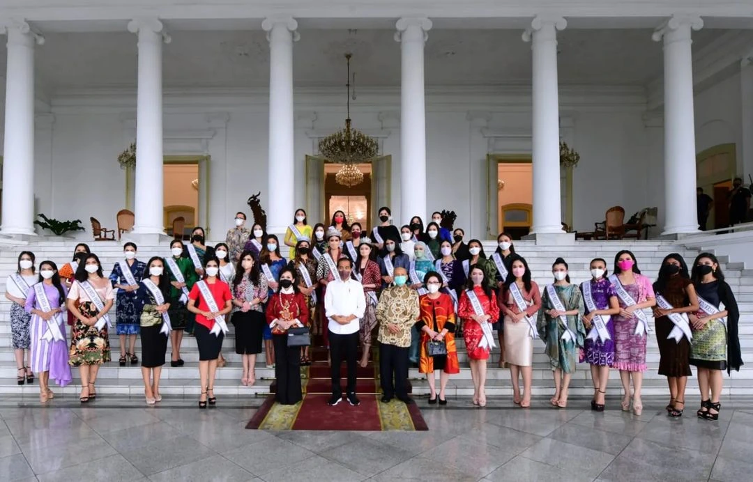 Pertemuan Puteri Indonesia dengan Presiden di Istana Bogor (Sumber: @officialputeriindonesiantb on Instagram)