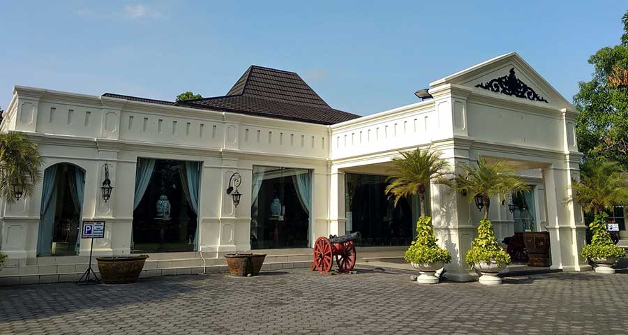 gedung museum batik danar hadi/house of danar hadi