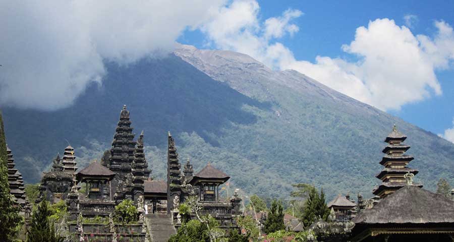 Pura Besakih  Pura Terbesar di Bali Keindahan Magis