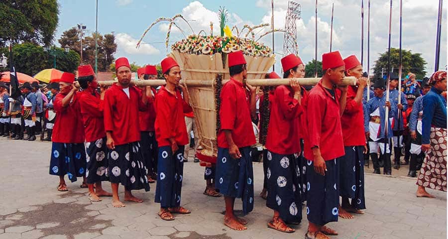 Sekaten adalah salah satu upacara tradisional yang dilakukan oleh masyarakat dalam memperingati kelahiran nabi muhammad saw, upacara tradisional ini diselenggarakan oleh masyarakat dari daerah