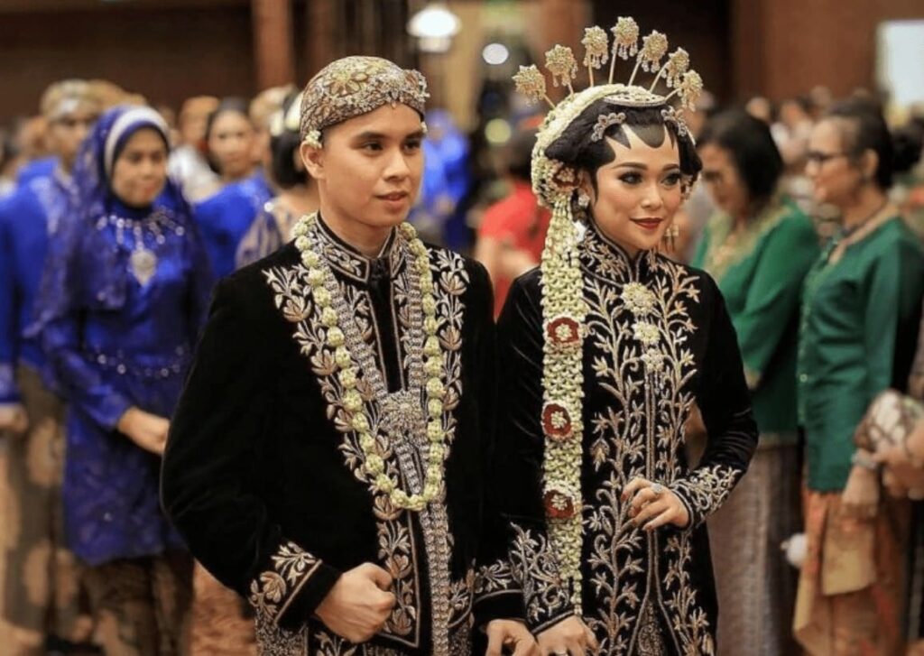 pakaian-adat-Jawa-Tengah-goodminds