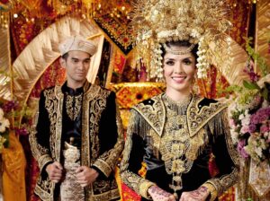 Pakaian Adat Sumatera Barat (sumber: Buka Review)