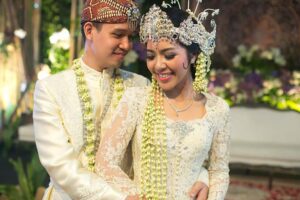 Pakaian Adat Jawa Barat (sumber: Buka Review)