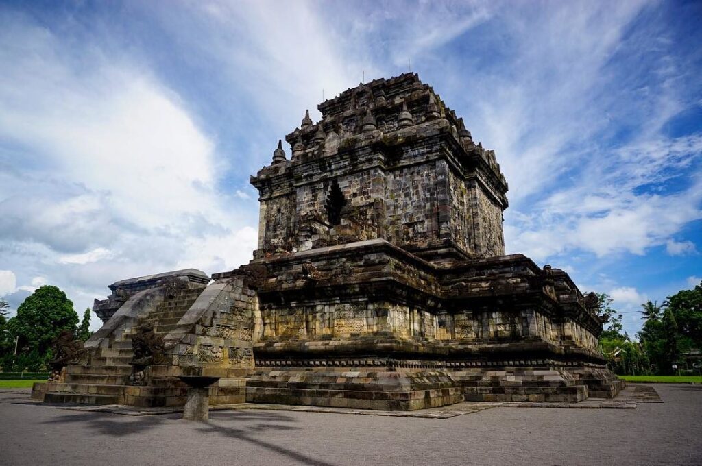 Candi Mendut: Peninggalan Sejarah Bercorak Budha (sumber: Jamela Tour and Travel)