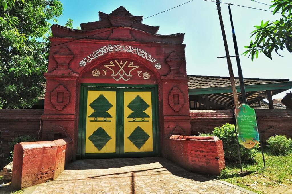 Masjid Agung Cirebon (sumber: @ibobphotography on Instagram)