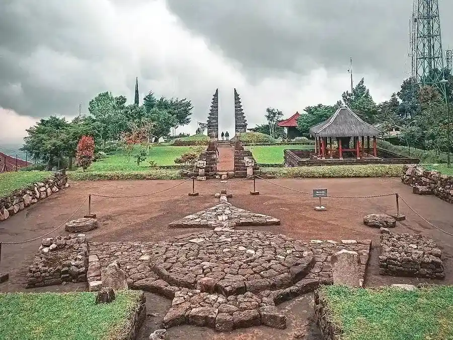 Candi Cetho (Sumber: @jelajahkaranganyar on Instagram)