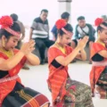 Busana Tari Tor Tor